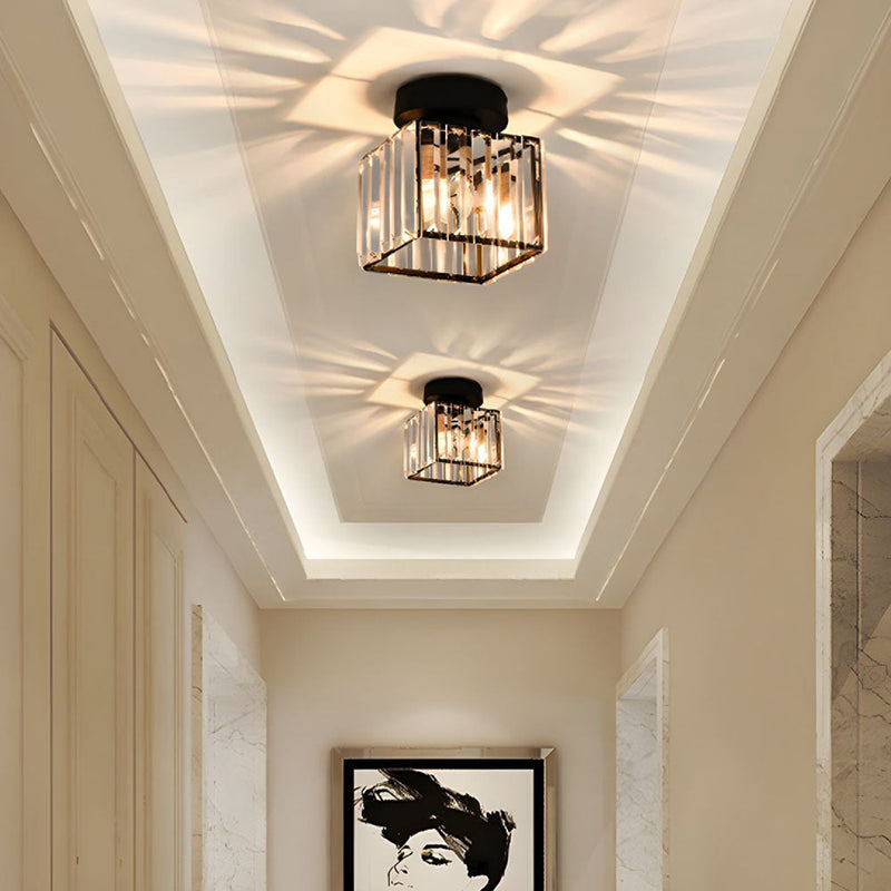 Aurelia Deckenlampe – Quadratisches Messingdesign mit Kristallglas