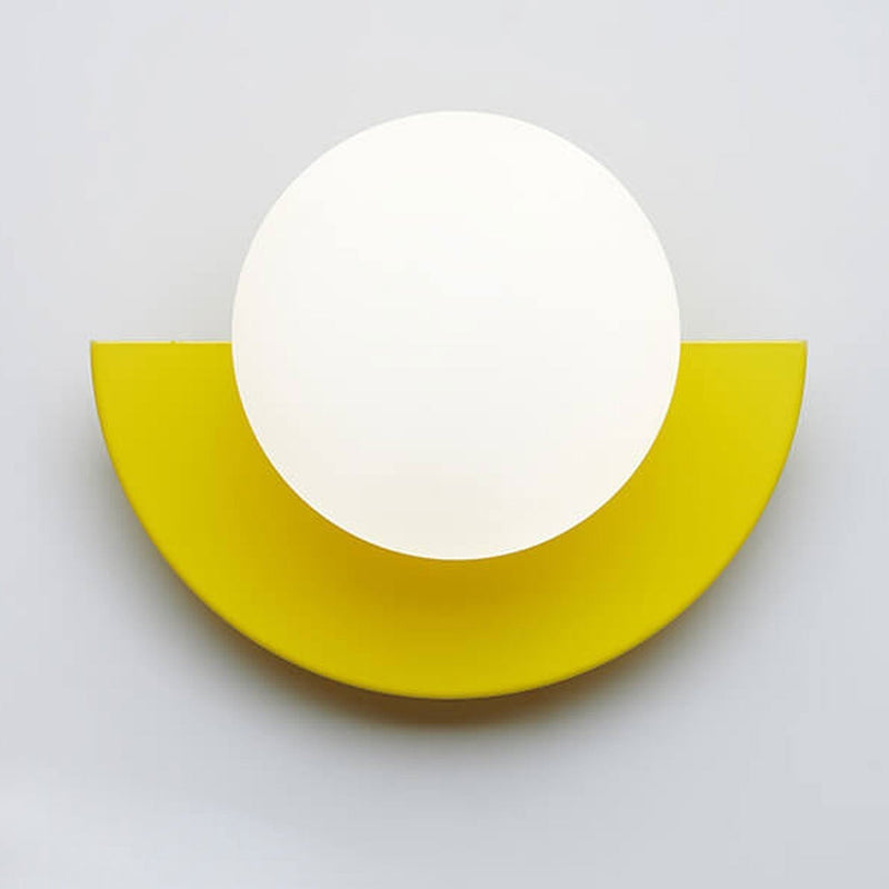 Elvaria Wandlampe – Halbrundes Design mit Metallrahmen