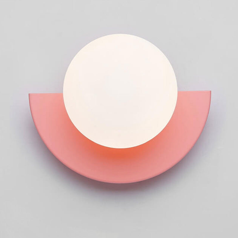 Elvaria Wandlampe – Halbrundes Design mit Metallrahmen
