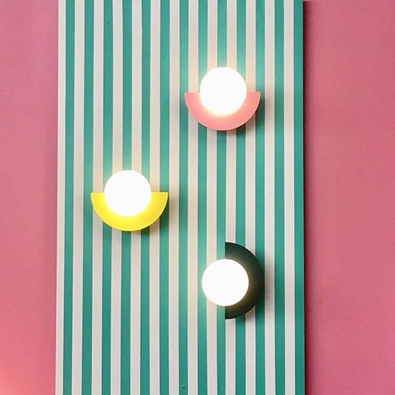 Calvessa Wandlampe – Halbrundes Design mit Farbigen Glaskugel