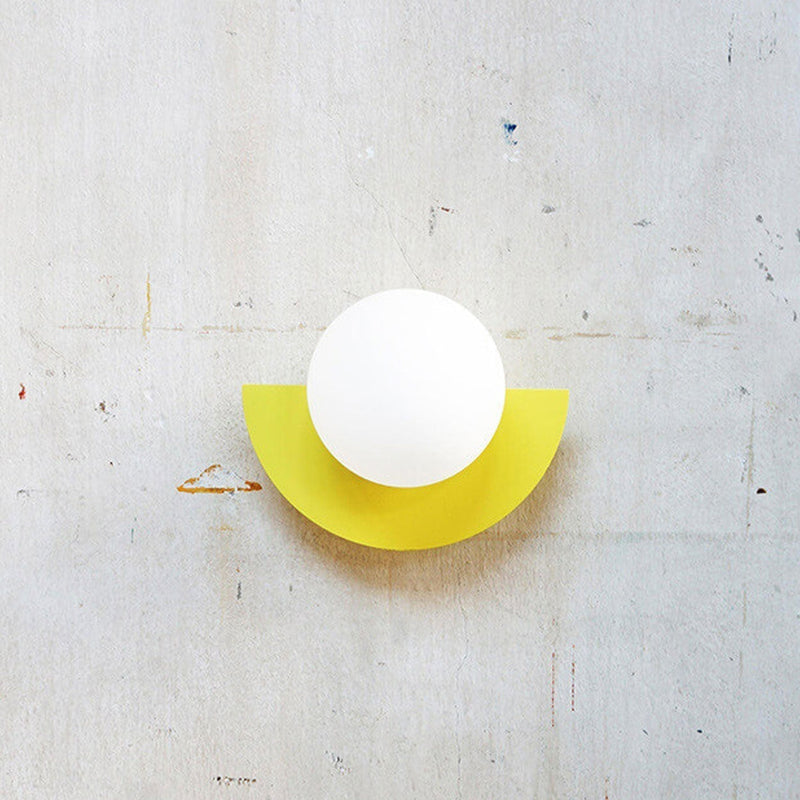 Elvaria Wandlampe – Halbrundes Design mit Metallrahmen
