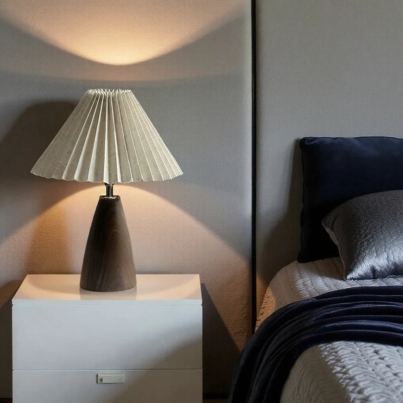 Veliora Leinen Tischlampe – Sanfte Beleuchtung mit Holzfuß