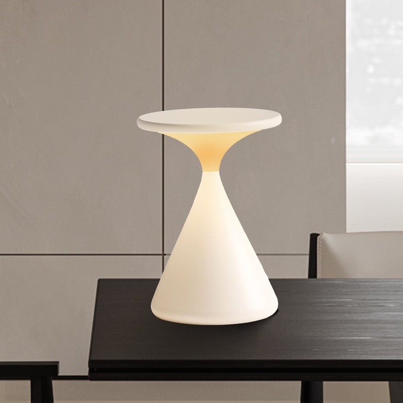 Aeron Sanduhr Dimmbar LED Tischlampe – Elegant und Kabelos Licht