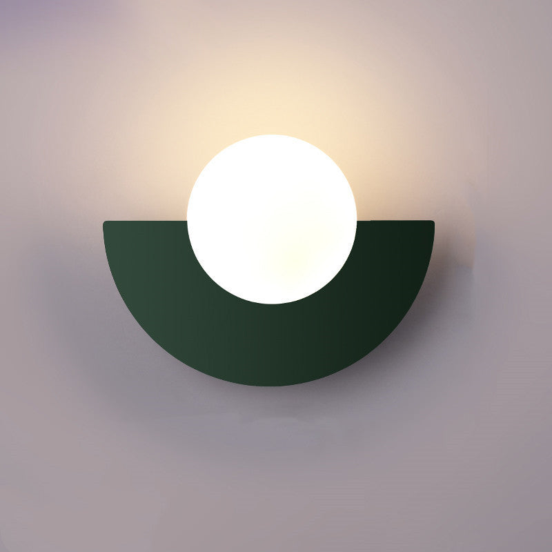 Elvaria Wandlampe – Halbrundes Design mit Metallrahmen