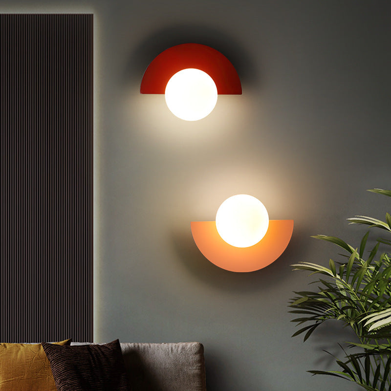 Elvaria Wandlampe – Halbrundes Design mit Metallrahmen