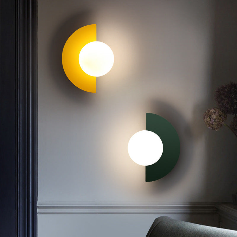 Elvaria Wandlampe – Halbrundes Design mit Metallrahmen