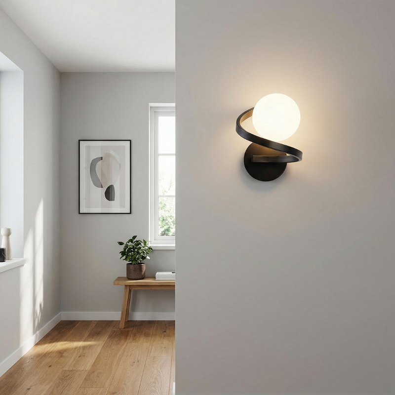 Zelvane Curve Wandlampe – Rundes Mattglas mit Metallring