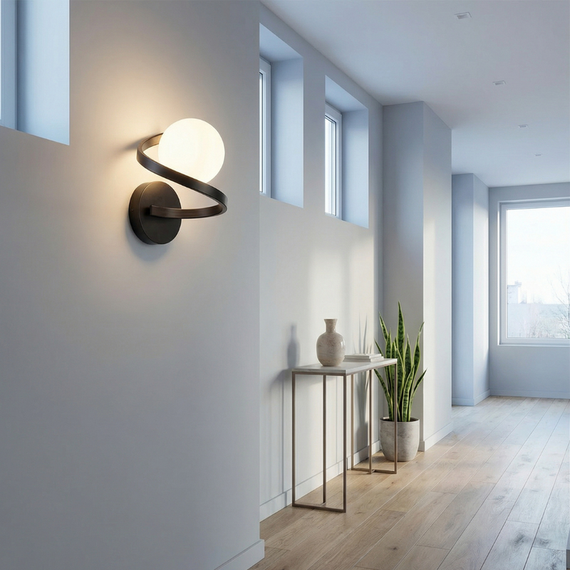 Zelvane Curve Wandlampe – Rundes Mattglas mit Metallring