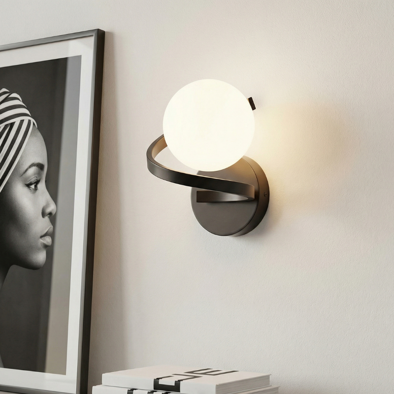 Zelvane Curve Wandlampe – Rundes Mattglas mit Metallring