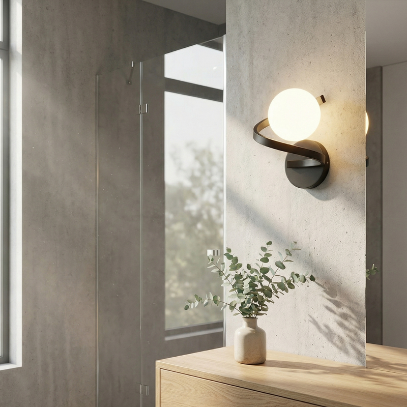 Zelvane Curve Wandlampe – Rundes Mattglas mit Metallring