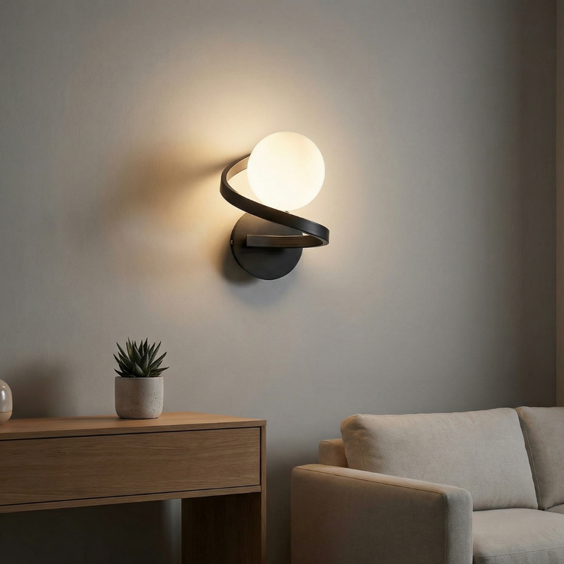 Zelvane Curve Wandlampe – Rundes Mattglas mit Metallring