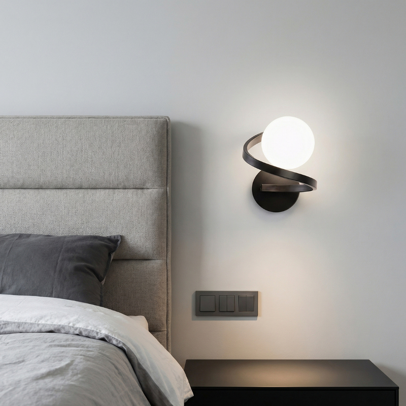 Zelvane Curve Wandlampe – Rundes Mattglas mit Metallring