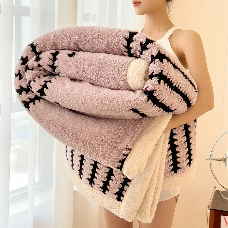 Wendedecke mit geometrischem Muster und Sherpa-Fleece – weich, warm und dekorativ